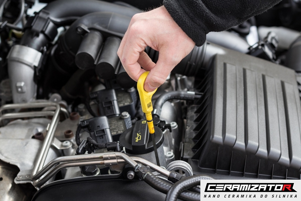 Checking the oil level on a modern gasoline engine before treatment